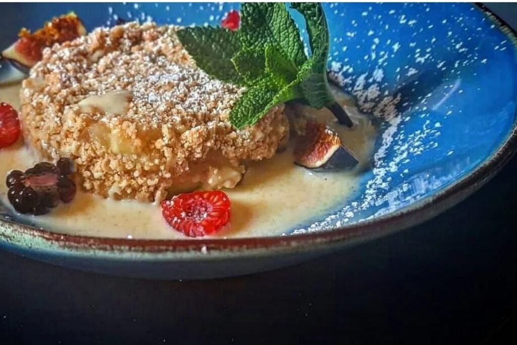 apple crumble and custard