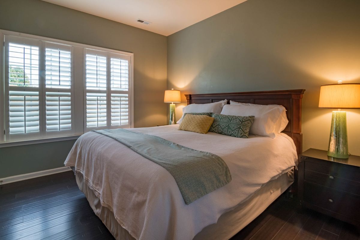 creating-a-relaxing-and-calming-bedroom-environment-for-seniors-hn