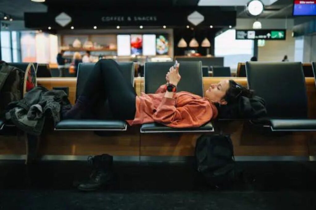 layovers and delays play online games