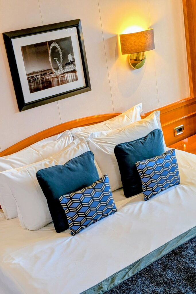 Sunborn Yacht Hotel - bedroom
