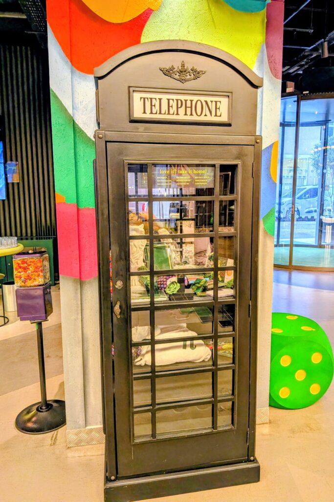 Black phone box mini shop